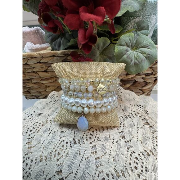 Kinsley Armelle Bracelets Set Of 5 White Gold Iridescent Beads Stretch STD Size - Picture 2 of 2